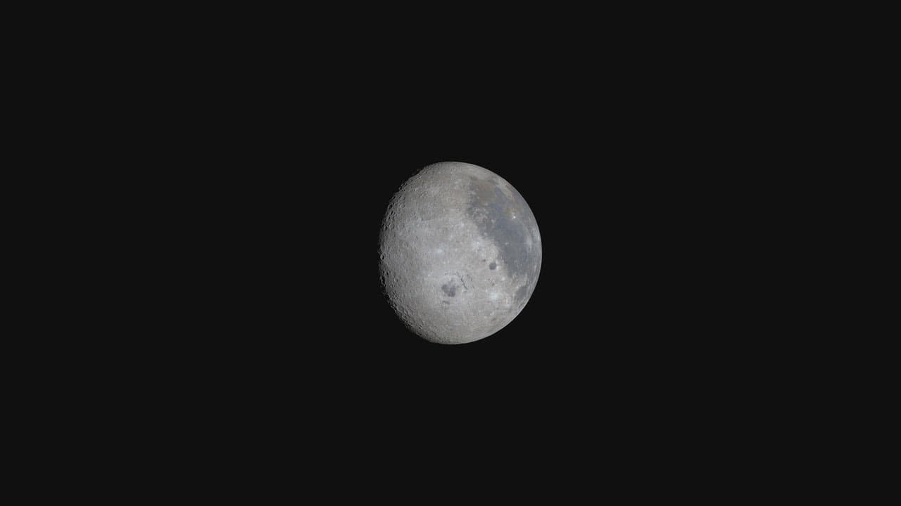 Approaching and flying past the Moon in 4K